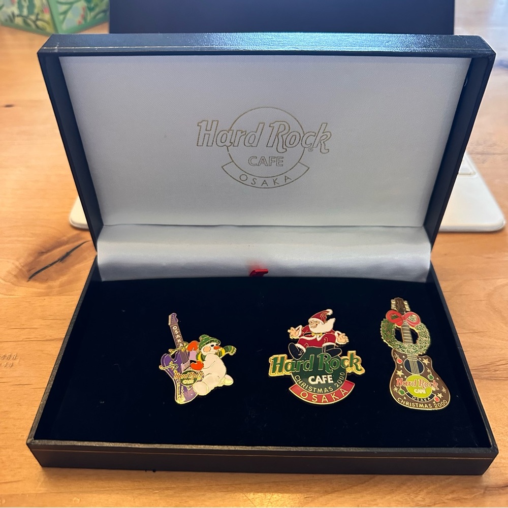 Hard Rock Cafe Vintage 2000 Christmas Osaka Japan Pins